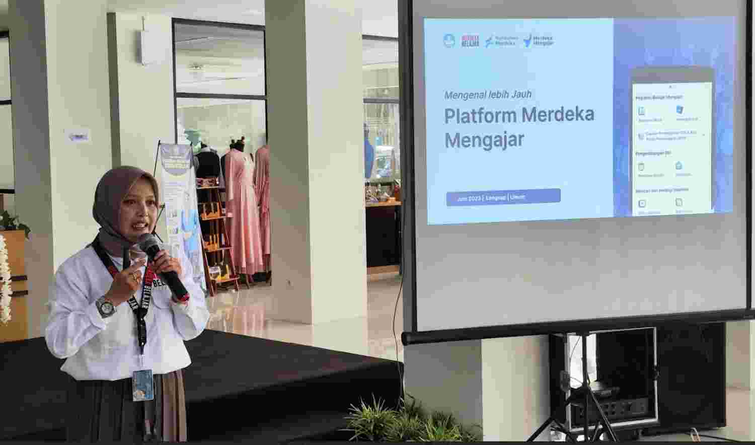 Sosialisasi Pembatik Dan Platform Teknologi Di Daerah Istimewa